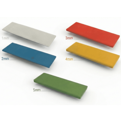 Zasklívací podložky. Barevné plastové montážní podložky a klínky pro vyrovnání (sada 1–5 mm)