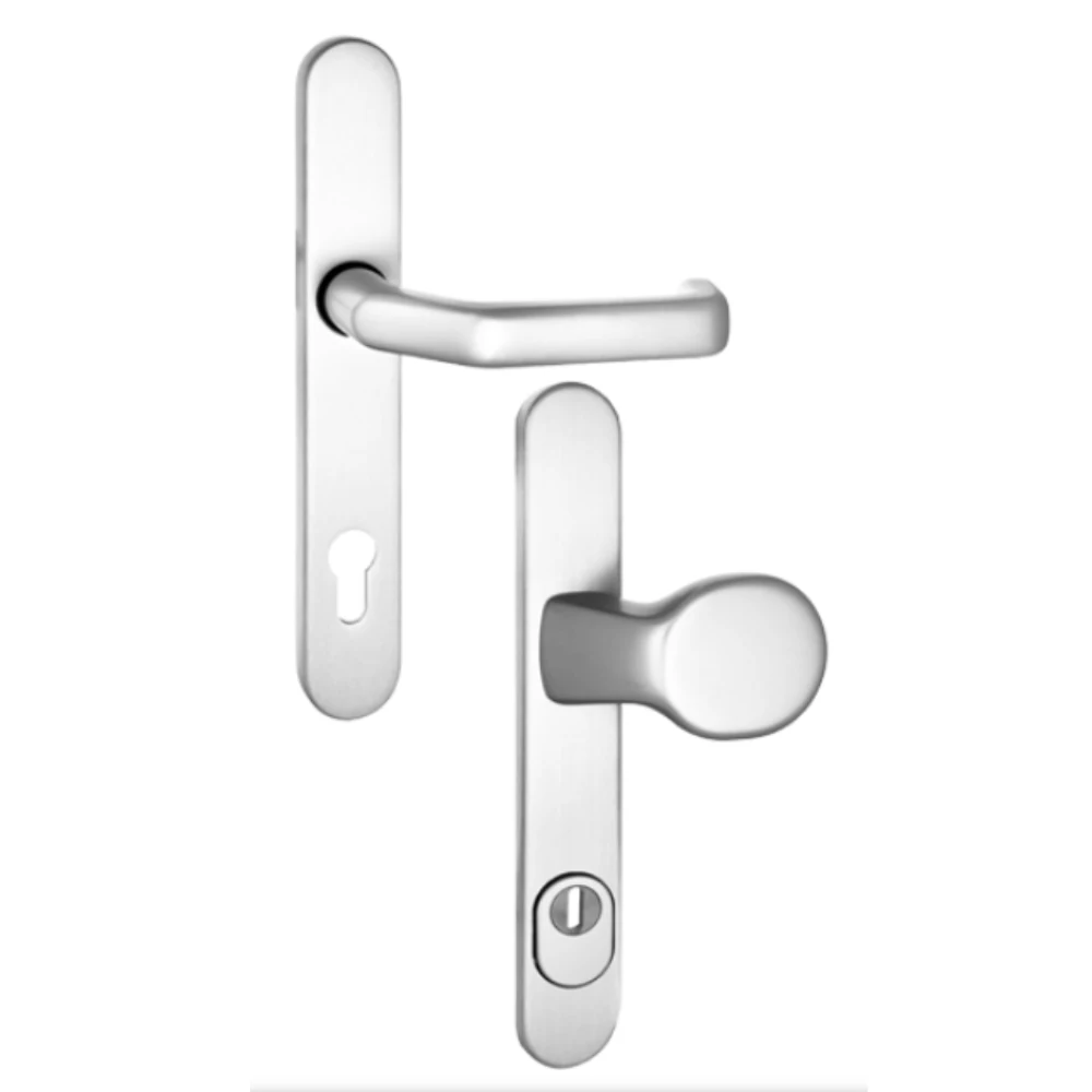 Vchodová klika-koule FKS 35A/1200 G1 ZA (PZ 92 mm) vchodová klika-koule FKS 35A/1200 G1 ZA. Detailní pohled na elegantní vchodovou kliku-kouli FKS 35A/1200 G1 ZA s úzkým štítem, pevnou exteriérovou koulí a integrovaným překrytím cylindrické vložky proti odvrtání.